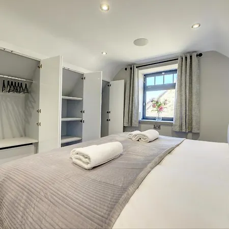 The Gatehouse - Luxury Barn Conversion, Ev Point, Wood Fired Hot Tub Holiday home *