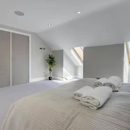 The Gatehouse - Luxury Barn Conversion, Ev Point, Wood Fired Hot Tub Holiday home