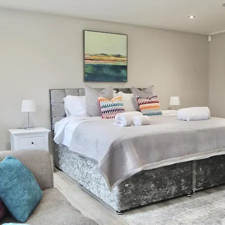 The Gatehouse - Luxury Barn Conversion, Ev Point, Wood Fired Hot Tub *