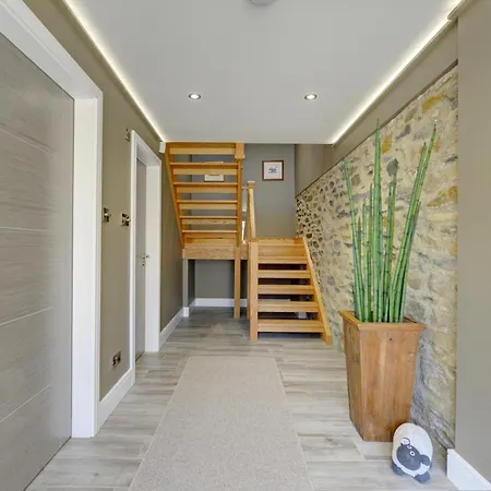 The Gatehouse - Luxury Barn Conversion, Ev Point, Wood Fired Hot Tub