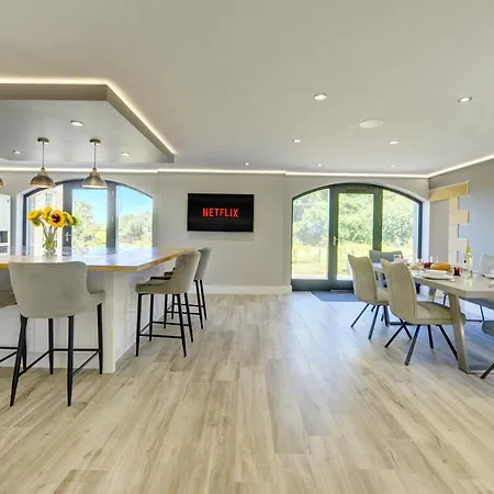 The Gatehouse - Luxury Barn Conversion, Ev Point, Wood Fired Hot Tub *