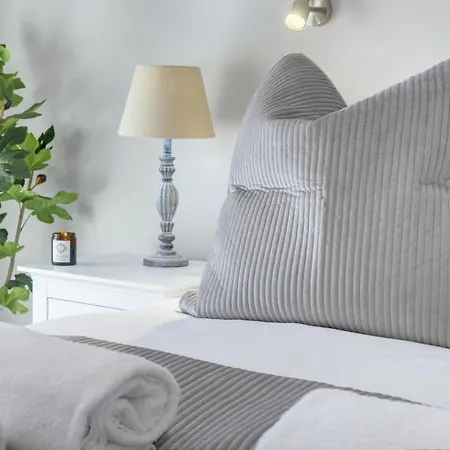 The Gatehouse - Luxury Barn Conversion, Ev Point, Wood Fired Hot Tub *