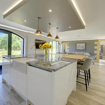The Gatehouse - Luxury Barn Conversion, Ev Point, Wood Fired Hot Tub *