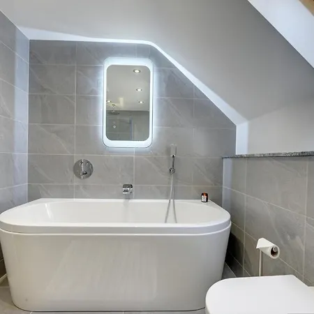 The Gatehouse - Luxury Barn Conversion, Ev Point, Wood Fired Hot Tub * 리치먼드