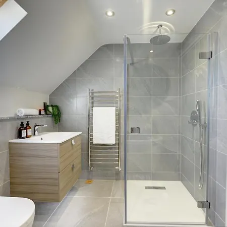 펜션 The Gatehouse - Luxury Barn Conversion, Ev Point, Wood Fired Hot Tub *