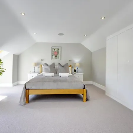 펜션 The Gatehouse - Luxury Barn Conversion, Ev Point, Wood Fired Hot Tub 리치먼드