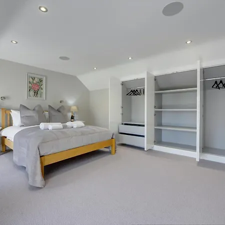 The Gatehouse - Luxury Barn Conversion, Ev Point, Wood Fired Hot Tub